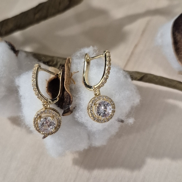 ππNEWππ GORGEOUS!! CZ Drop Dangle Earrings in GOLD Plating - Picture 16 of 16